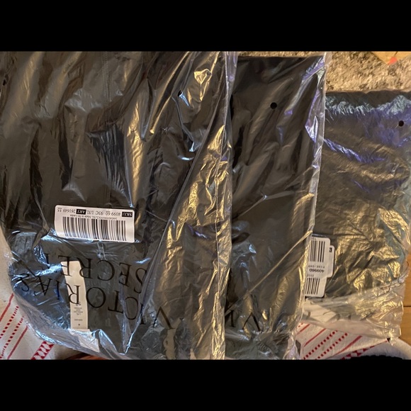 ONLY 1 LEFT New Victoria Secret black anorak - Picture 3 of 3